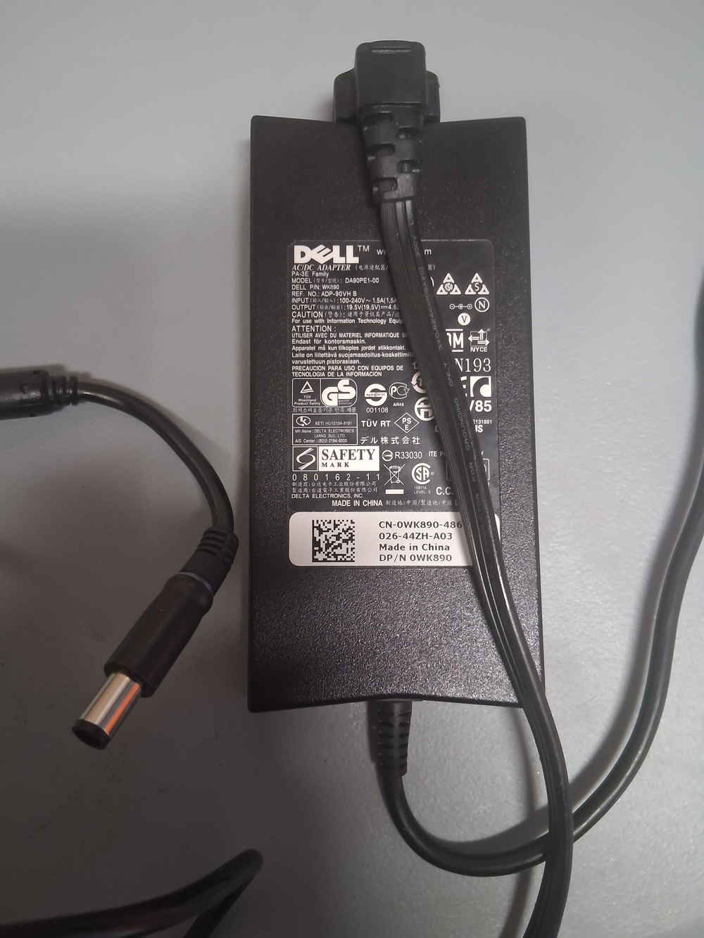 New Dell original 90W 19.5V ac adapter, charger.